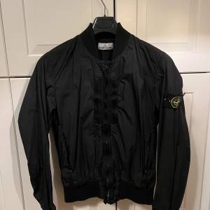 Säljer denna Stone Island Jacka för 2500kr, Nyskick och är perfekt nu inför hösten. Nypris ungefär 7500kr.