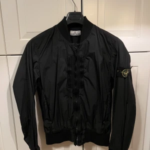 Stone Island Jacka - Säljer denna Stone Island Jacka för 2500kr, Nyskick och är perfekt nu inför hösten. Nypris ungefär 7500kr.