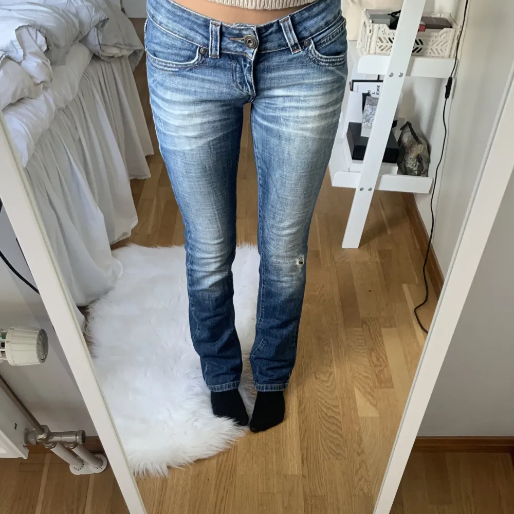 Snygga lågmidjade jeans från Only! Har ett litet hål men jag tycker de passar till jeansen då de har en sliten effekt! Passar perfekt på mig som är 161cm och vanligtvis bär 32/34 i jeans🩷. Jeans & Byxor.