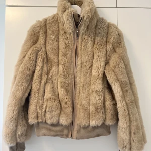 Pälsjacka - Fodrad pälsjacka från Bikbok (inte äkta päls). Väldigt varm, så funkar som vinterjacka även om det är kallt. Storlek S😊