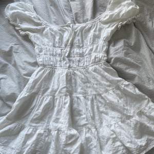 Säljer den här jätte söta klänningen då den tyvärr inte kommer till användning💕Har använt den ett fåtal gånger och den går ner till mitten av mina lår (jag är 156)🤗