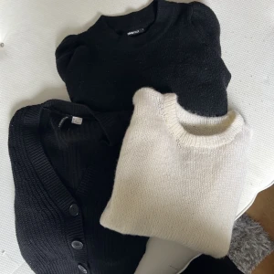 Stickat  - Alla tröjor är i fint skick. Den ena från gina är lite nopprig. Därav är det 100kr för den. Resterande tröjor 180kr för❤️ storlek XS och S. 