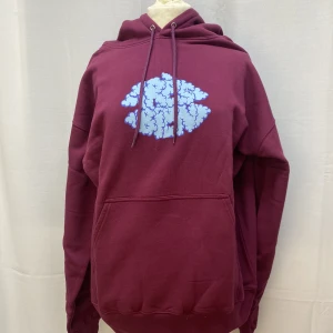 Tres Bien Hoodie - Vinröd hoodie från Tres Bien. Väldigt bra kvalitet på materialet. Nypris är ungefär 2400kr. Tjockt och skönt material. Vi har i storlek S-L.