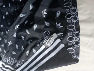 Adidas sjal - En ej använd Adidas sjal.