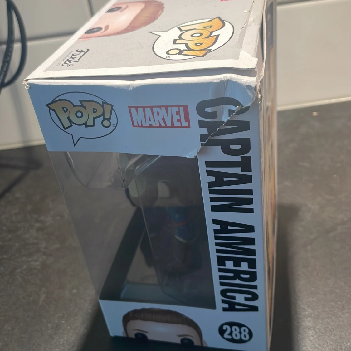 Captain America pop figur (  lådan är lite sönder) - 91