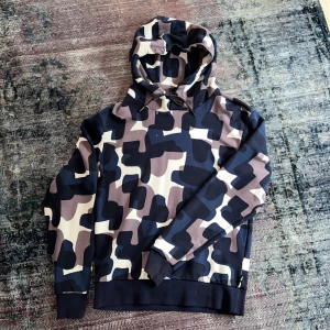 Hugo boss hoodie  - Detta är en hoodie från Hugo boss responsible collection. Den har ett Valentino liknande mönster som aldrig missar. Det är även inga stora hugo boss loggor som förstör hoodien.  Ny pris:2700 Mitt pris:1300