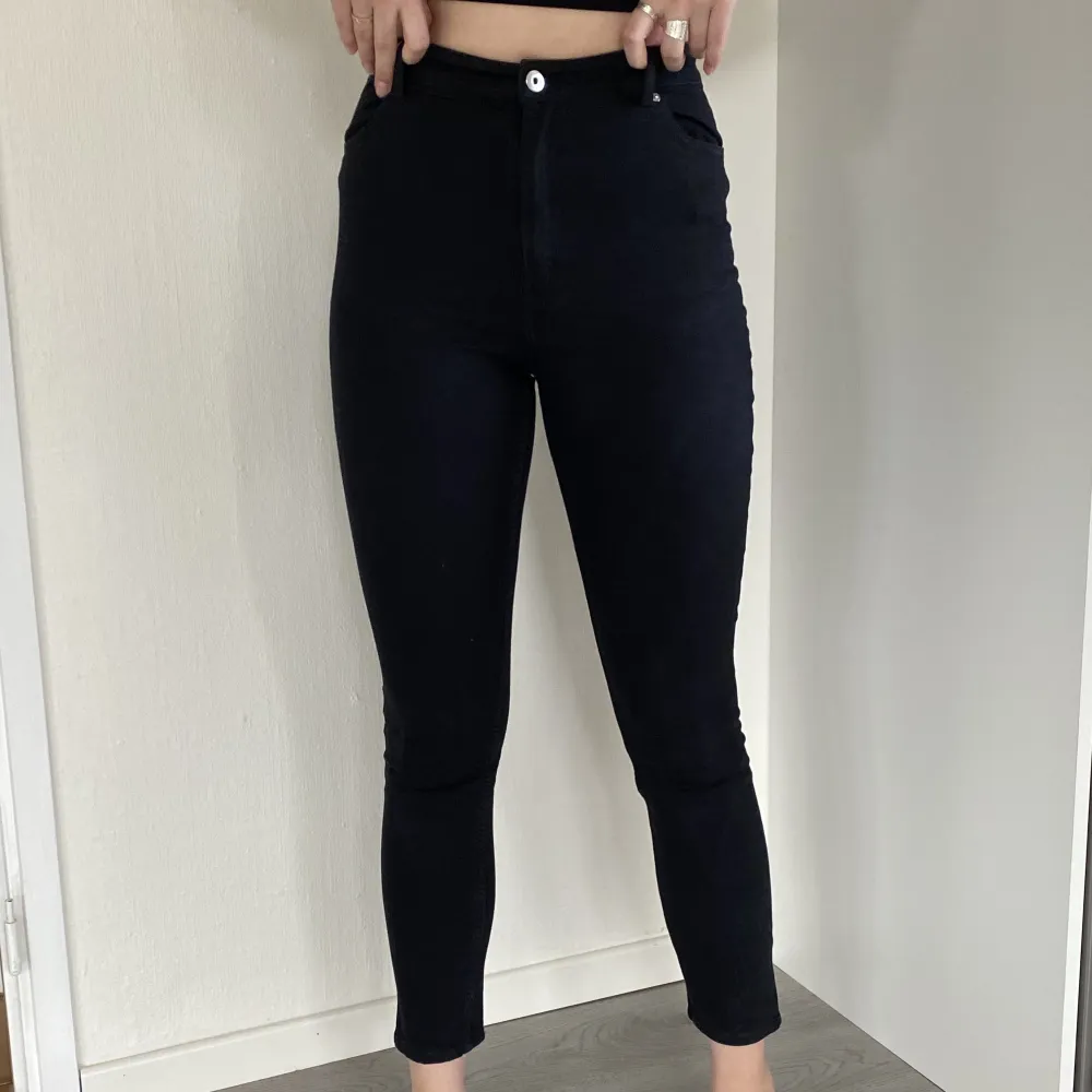 Svarta jeans i stretchigt tyg, i bra skick🖤. Jeans & Byxor.
