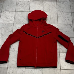 Nike tech fleece - Röd Nike tech fleece i väldigt bra skick 9/10. Nypris 1000kr mitt pris 350. Storleken är i 158cm till 170cm.