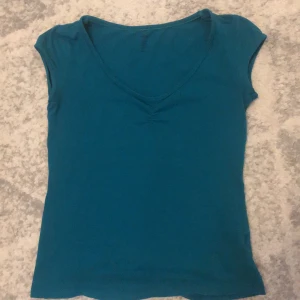 Söt turkos y2k tröja - Världens häftigaste turkosa tröja med super nice passform! Säljer pga inte min stil 💗