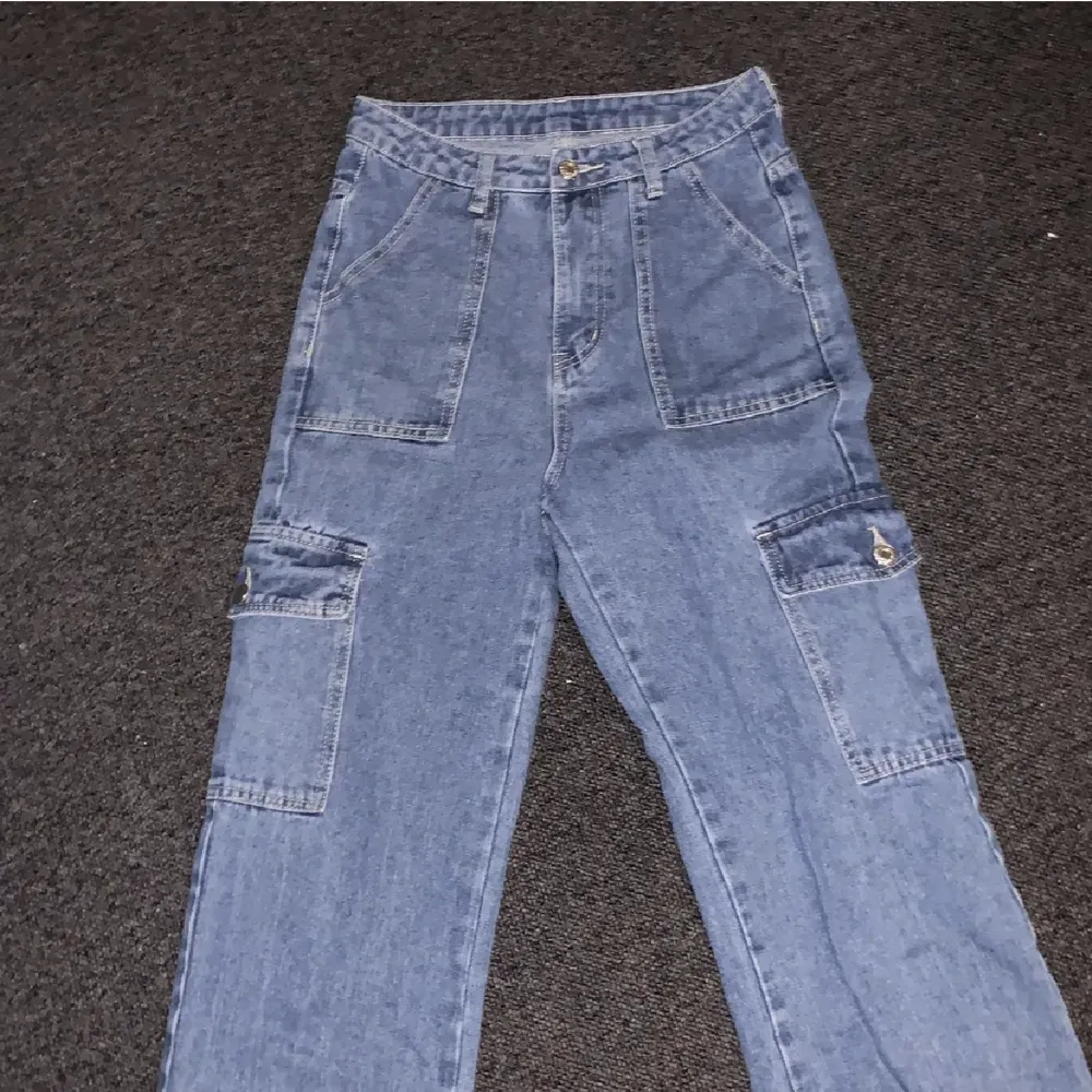 Säljer dessa coola byxor med fickor på sidorna då dom helt enkelt inte kommer till användning. Köpte dom på Plick i höstas. . Jeans & Byxor.