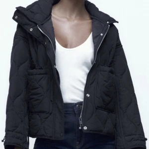 Quiltad Jacka (Zara) - Säljer denna populära jacka från Zara i storlek S. Köpt i våras och säljs på grund av att jag vill uppdatera garderoben. Toppenskick och ser oanvänd ut. Frakt tillkommer och ”först till kvarn” gäller då jag gärna bara vill bli av med den!