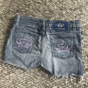 Victoria Beckham shorts  - Skitsnygga Victoria Beckham shorts. Är i jättebra skick och har alla diamanter kvar.