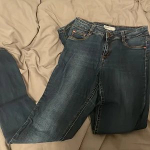 Blåa jeans - Blåa tajta jenas från Cubus, storlek s, nypris 299, väldigt stretchiga