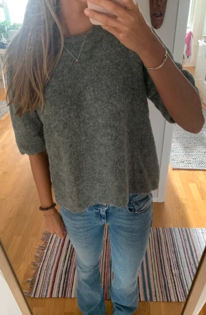 Stickad T-shirt - Säljer supersnygg stickad t-shirt från lindex. Den är i storlek M och sitter löst men inte för pösigt på mig som brukar ha S/M. Sparsamt använd och köptes för 499kr. Skriv för mer info💕