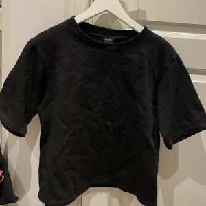 College tshirt - Tshirt i boxning form och rejält material. Tröjan är svart med glitter trådar 💖 