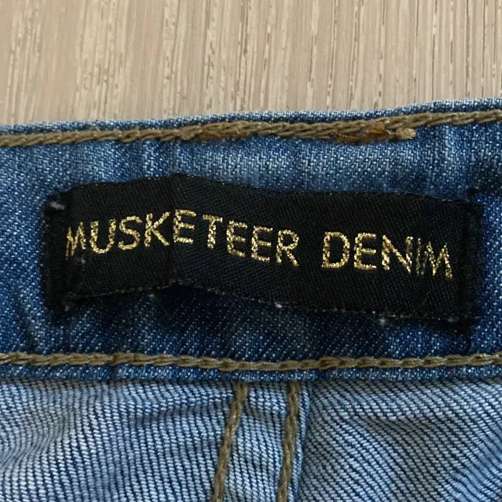 Low waist jeans med ljus tvätt. Köparen står för frakt.. Jeans & Byxor.