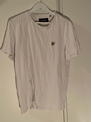 T-shirt Lyle & Scott - Plain white T-shirt från Lyle & Scott. Helt okej skick.