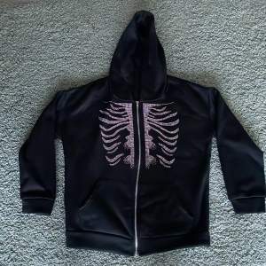 Skeleton rhinestone hoodie säljes i mycket bra skick!