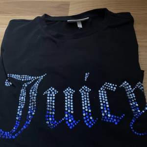En Kenzo tröja med paljetter en jättefin tröja som man kan vända hur man vill strl xs passar S 400kr  Juicy t-shirt med Fina  Blå stenar350