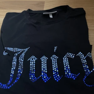 Kenzo tröja 2i1 & Juicy T-shirt  - En Kenzo tröja med paljetter en jättefin tröja som man kan vända hur man vill strl xs passar S 400kr  Juicy t-shirt med Fina  Blå stenar350