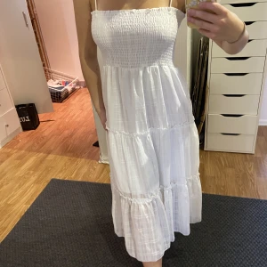 Sommarklänning - En vit sommarklänning från shein. Den har ett undertyg (inte lika lång som resten av klänningen, se bild) och är inte genomskinlig. Använd en gång. Köparen står för frakt.