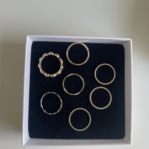 Ringar  - 7 guldiga ringar från Nelly, finns inte kvar på deras hemsida. Säljer alla för 70kr🫶🏽
