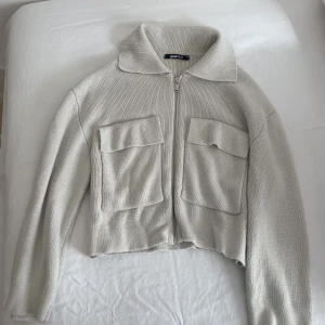 Gina Tricot kofta - En jätte fin ginatricot kofta som jag köpte för ett tag sen. Väljer att sälja den då den inte kommer till användning. 