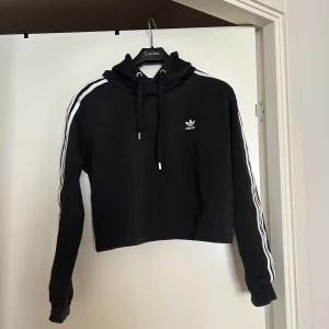 Kort adidas Hoodie  - Märkt som storlek 42 men passar mig som vanligtvis är en 34/36 upptill 