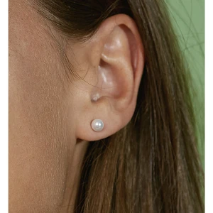 Pärlörhängen  - Små pärlörhängen. (Första bilden är lånad från hemsidan) Har aldrig använt dem. Säljer för 10kr🫶🏽