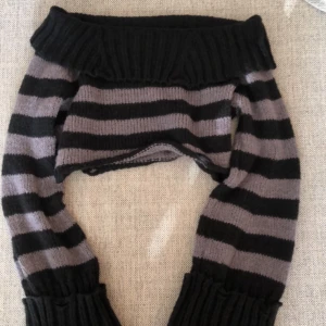 Randig tröja - Supersnygg randig stickad tröja, använt bara 1 gång förra halloween✨så den är typ helt ny, den är stretchig så skulle typ kunna passa alla från xs till M/L🫶
