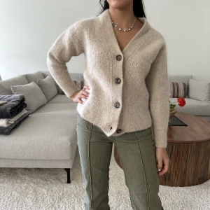 Tjocktröja med knappar - En as mysig tjocktröja med stora snygga knappar från &otherstories 😍😍