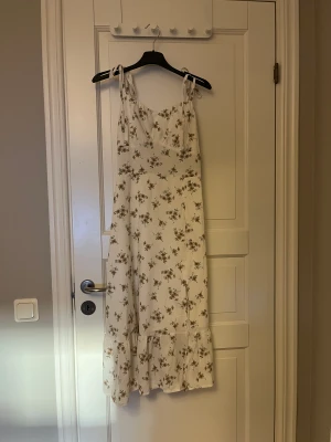 Blommig klänning  - Blommig klänning med slits 