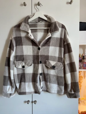 Kappa🤎 - Säljer denna mysiga kappa nu till hösten🍂passar någon i strl S-M. 