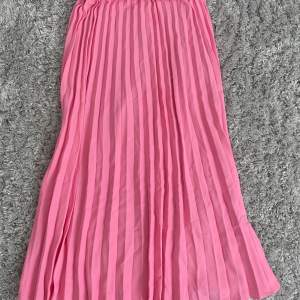 Jag säljer en fin rosa kjol från ginatticot. Som ni ser på sista bilden är det ett litet märke på kjolen men de syns inte eftersom kjolen är i volang vilket man ser på första bilden😊