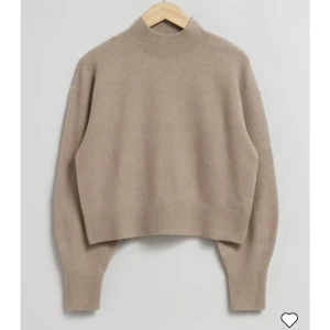 stickad tröja  - Stickad tröja med halvpolo från &otherstories💕💕nypris 490kr