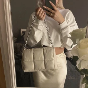 Beige Väska - Säljer denna söta axelväska från Hm som jag knappt använt. Bra storlek, rymmer mycket.