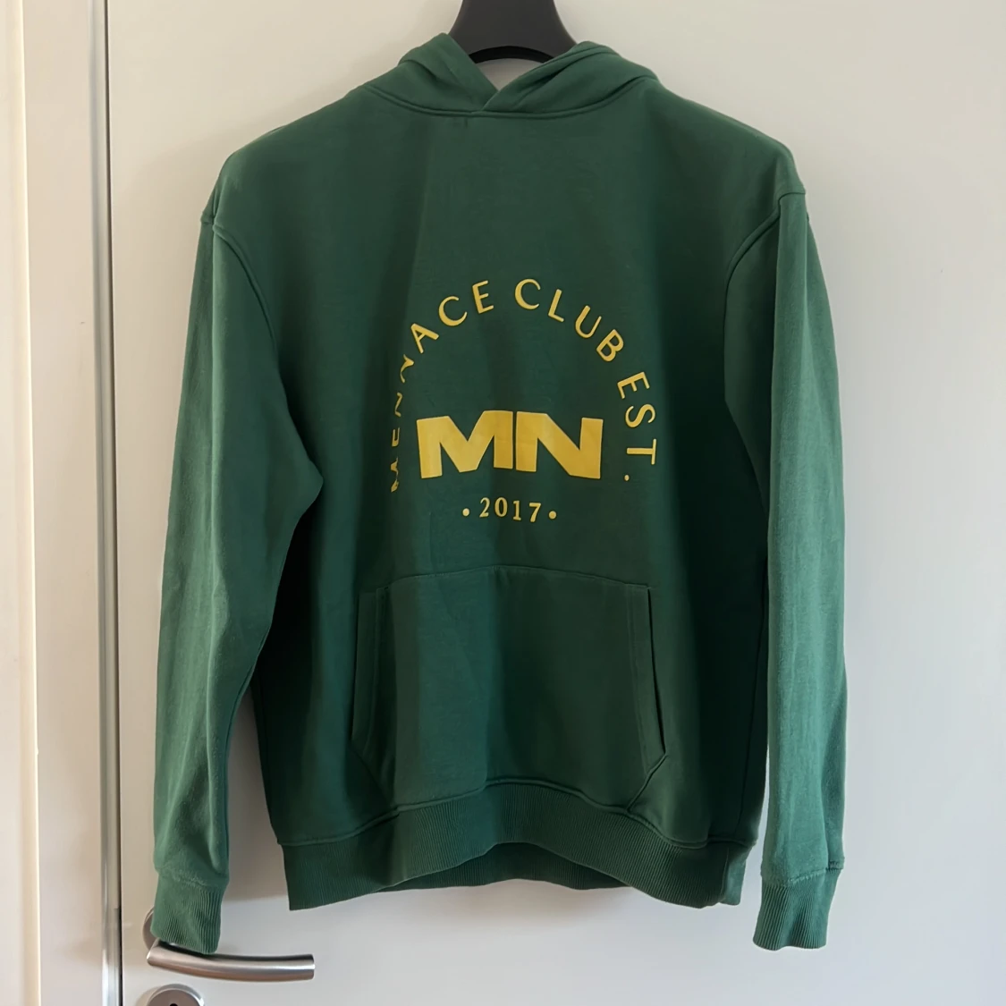 Grön hoodie med gula deteljer