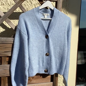 stickad tröja med knappar - En blå stickad tröja som jag inte använder längre🤍. Inget är trasigt, lite knottrig, använd några gånger och nytvättad. Köparen står för frakten och betalning sker via swish 🥰