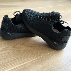 Svarta supersköna, ultralätta skor från asfvlt. Oanvända. Strl 38