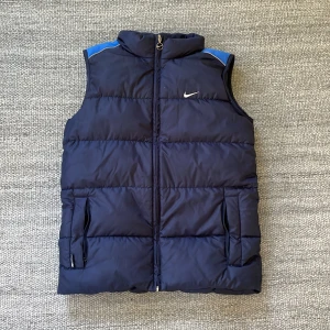 Nike vintage puffer  - Vintage nike puffer vest i fint cond! Size S sitter bra på dam M och S funkar t herr s
