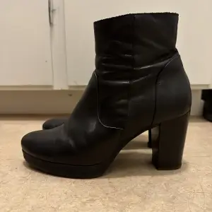 Ankle boots from Tamaris in very good condition! Size 39, real leather.