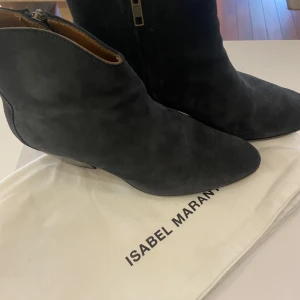 Isabel Marant Boots - Boots grå st 38. Fint skick, sparsamt använda . Nypris ca 4500kr. Skickar gärna fler bilder 