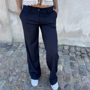 Kostymbyxor  - Lågmidjade kostymbyxor ifrån design by si i storlek s 