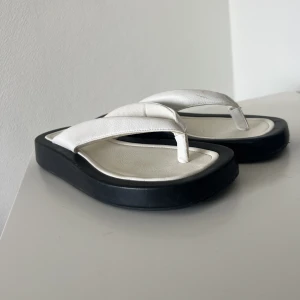 Flipflop  - Vita flipflop med svart sula