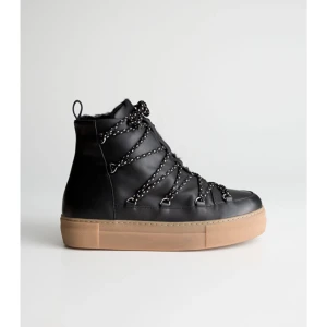 Vinterskor i läder och foder i ull - As snygga vinterskor i äkta läder från & Other Stories. Använt väldigt få gånger och e i princip som nya förutom lite ”slitage” på hälen (se bild 3). Nypris 1450 kr, säljer för 400. Storlek 41 men små i storleken så passar 40. Skriv om ni har fler frågor🩵