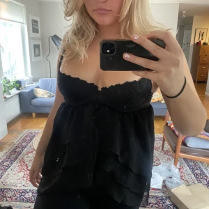 Svart linne - Svart linne med volanger. Storlek M. Jättefin att ha som festtopp! 