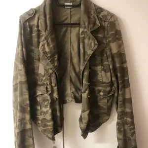 En camouflage jeans jacka från Gina tricot och storlek 34. Väldigt snygg men saknar en knapp vid vänster arm längst nere, dock inget man märker av.