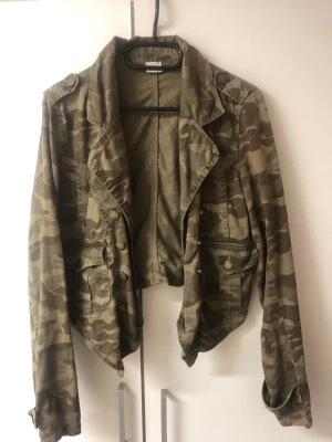 Camoflage jeansjacka - En camouflage jeans jacka från Gina tricot och storlek 34. Väldigt snygg men saknar en knapp vid vänster arm längst nere, dock inget man märker av.