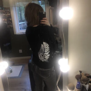 Svart tröja - the last of us tryck  - En tröja som är originalet från hm med tryckt med Ellies tatuering från the last of us spelet. En väldigt fin och ren tröja, inte oversized, storlek S. Obs katter finns i hemmet.