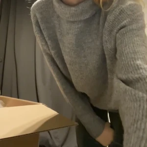 Stickad tröja - Inteessekoll på min polotröja as dåliga bilder men har inga bättre, en grå stickat polo tröja!